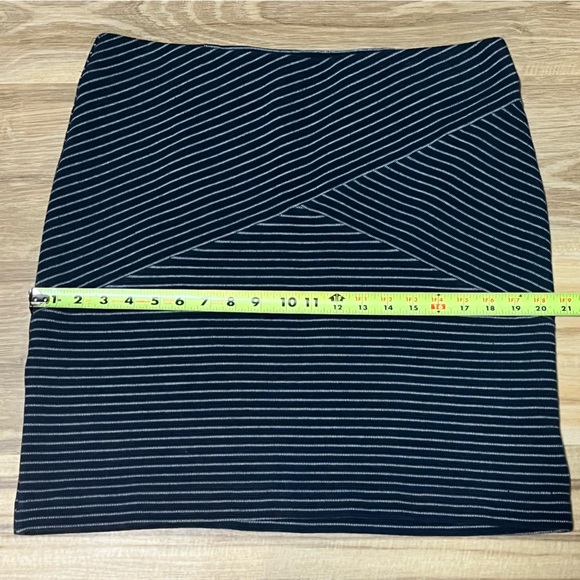 J Jill Ponte Pencil Skirt Size Medium stretchy short classic - Picture 5 of 10